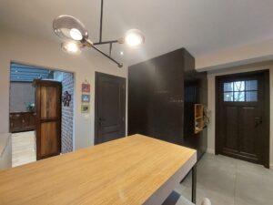 Mobilier sur-mesure dans le cadre de la rénovation du rez-de-chaussée d'une maison unifamilale. Meuble chêne clair et mdf noir vernis