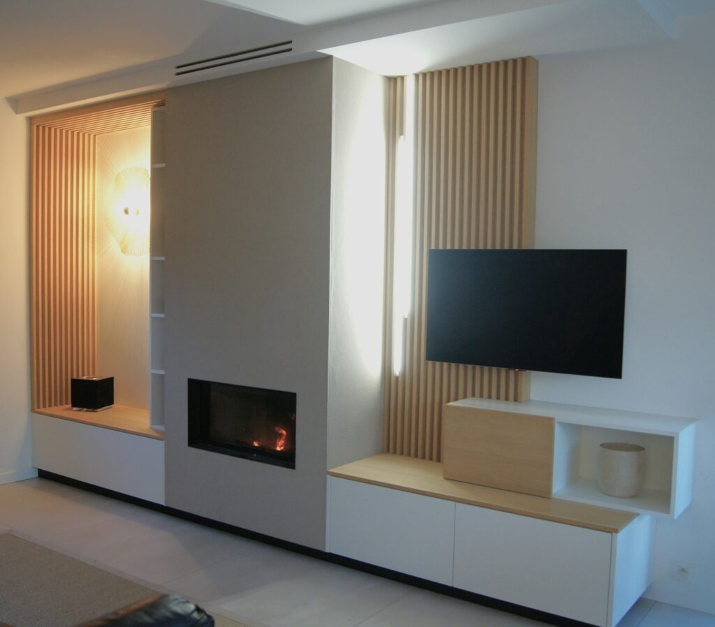 Mobilier tv sur-mesure stratifié blanc mat et bardage bois, TV - banquette - cassette à bois.